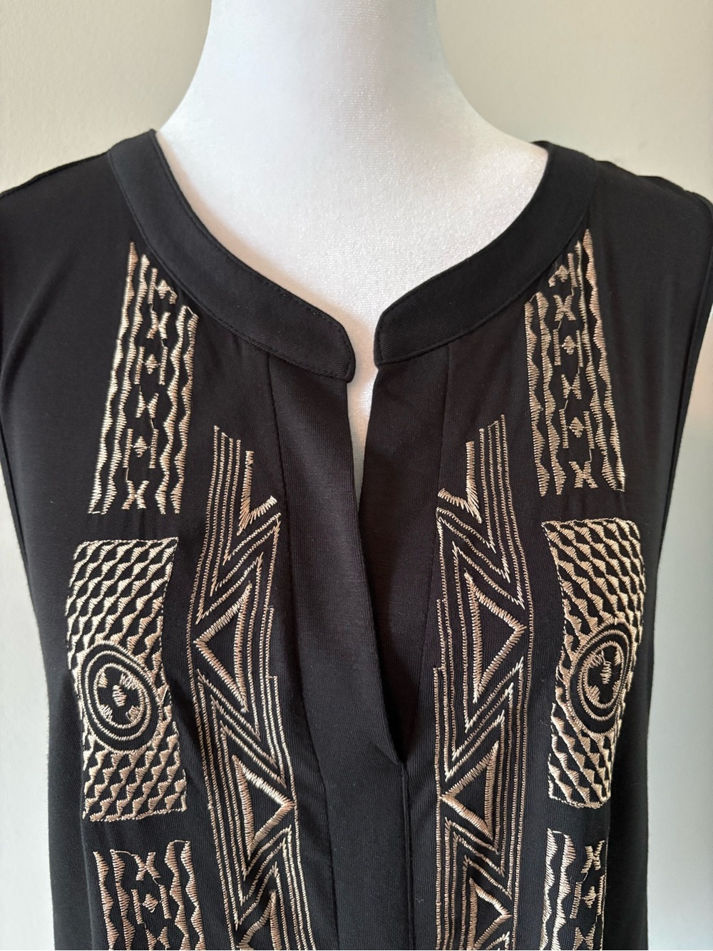 NWT Cable & Gauge Black Aztec Embroidered Split Neck Tank Top - Size L - Picture 2 of 8